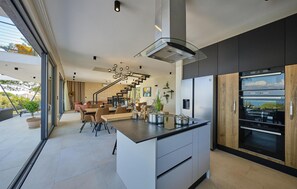 Refrigerador, horno, parrilla de estufa y lavavajillas 