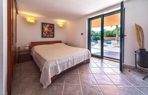 3 bedrooms, travel crib, free WiFi, bed sheets - Luxurious home in Sumartin (Sumartin)