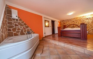 Bathtub - Luxurious home in Sumartin (Sumartin)