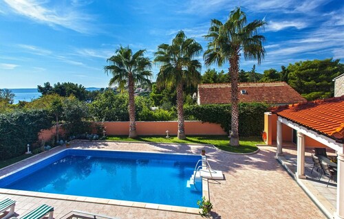 Luxurious home in Sumartin
