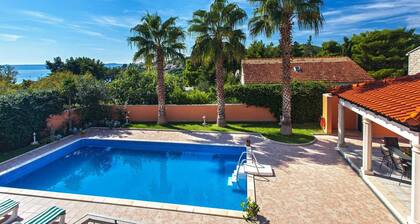 Luxurious home in Sumartin