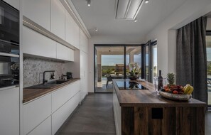 Fridge, oven, stovetop, dishwasher - Lovely home in Sukosan (Sukosan)