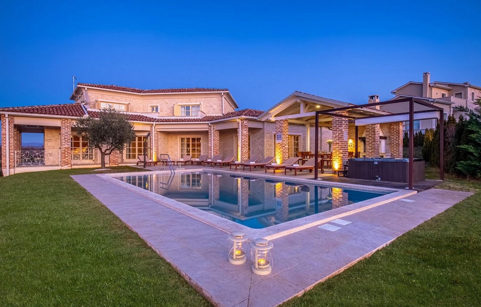 Lämmitetty uima-allas