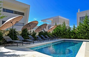 حمّام سباحة مُدفَّأ