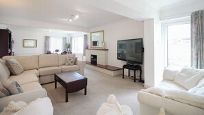 Living area - 4 bedroom accommodation in Newquay (Newquay)