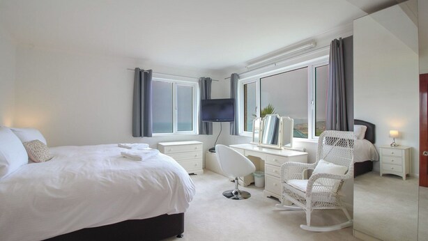 Room - 4 bedroom accommodation in Newquay (Newquay)