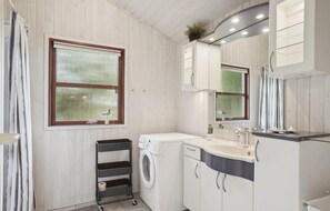 Shower - Cozy home in Hjørring with WiFi (Hjørring)