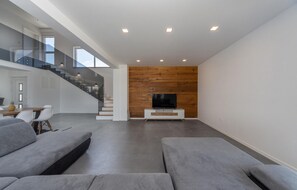 TV, ping pong, stereo