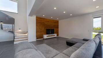 Televisio, pöytätennispöytä, stereot