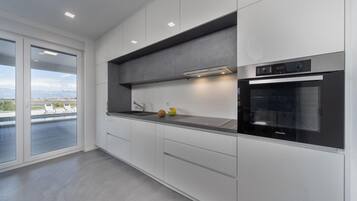 Jääkaappi, uuni, liesi, astianpesukone