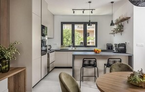 Køleskab, ovn, kogeplade, kaffe-/temaskine