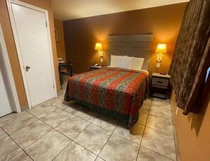 1 bedroom, free WiFi - Queen Non Smoking at New Corral Motel (Victorville)