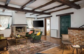 Fernseher, Kamin, Stereoanlage