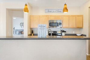 Fridge, microwave, oven, stovetop - Mesquite Ridge- with office, games and amazing Views! (Sierra Vista)