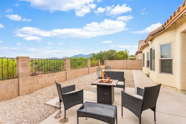 Outdoor dining - Mesquite Ridge- with office, games and amazing Views! (Sierra Vista)