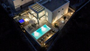 A modern house with a swimming pool, outdoor seating, and a hot tub. - Luxurious home in Zaton (Zaton)