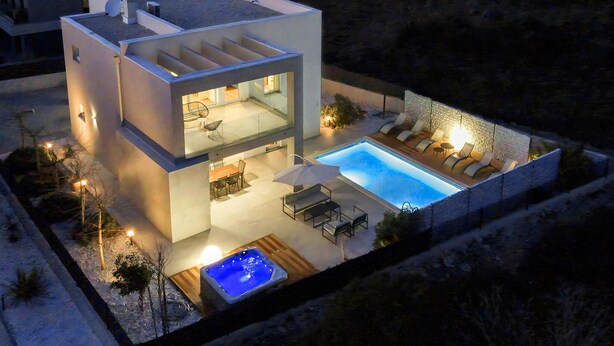A modern house with a swimming pool, outdoor seating, and a hot tub. - Luxurious home in Zaton (Zaton)