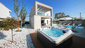 A modern house with a hot tub, outdoor seating, and a swimming pool. - Luxurious home in Zaton (Zaton)