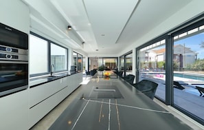 Réfrigérateur, four à micro-ondes, un four, surface de cuisson