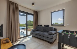 TV, pebolim, mesa de pingue-pongue