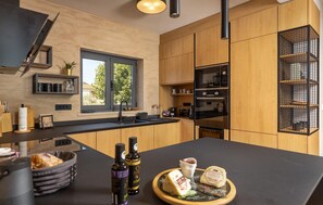 Kylskåp, ugn, spishäll och diskmaskin