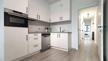 Réfrigérateur, plaque de cuisson, lave-vaisselle, cafetière/bouilloire