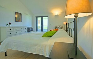 4 bedrooms, travel cot, free WiFi, bed sheets