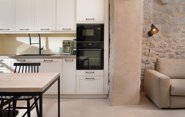 Refrigerador, horno, placa de cocina, cafetera/tetera