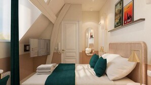 Une chambre d’hôtel avec un lit, un miroir, une table de chevet, une lampe et une fenêtre avec des rideaux.