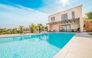 A heated pool - Beautiful home in Suzan (Suzan)