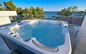 Outdoor spa tub - Beautiful home in Vir (Vir)