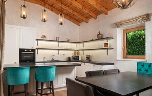 冷蔵庫、オーブン、コンロ、食器洗い機