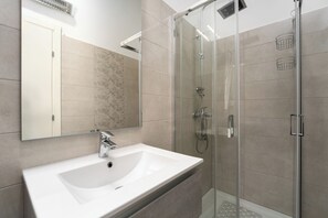Een douche, een haardroger, handdoeken, zeep