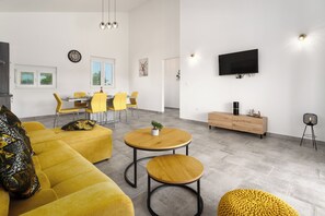 Smart TV - Beautiful new Villa with private pool ideal for vacation for couples or a family (Krnica)