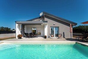Outdoor pool - Beautiful new Villa with private pool ideal for vacation for couples or a family (Krnica)
