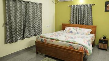 4 bedrooms, iron/ironing board, WiFi, bed sheets