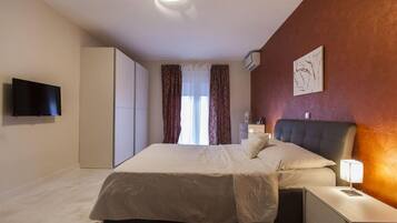 6 bedrooms, travel crib, free WiFi, bed sheets