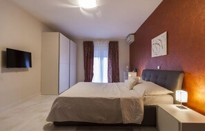 6 bedrooms, travel crib, free WiFi, bed sheets