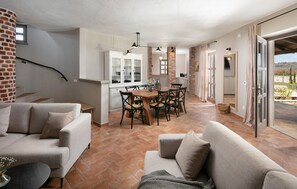 Televisión, chimenea y estéreo 
