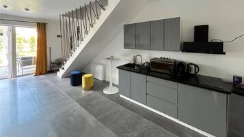 Een koelkast, een koffiezetapparaat/waterkoker