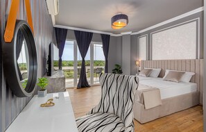 8 bedrooms, travel crib, free WiFi, bed sheets - 8 bedroom beautiful home in Zaton (Zaton)