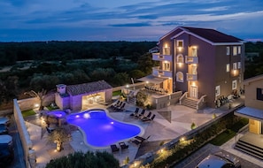Exterior - 8 bedroom beautiful home in Zaton (Zaton)
