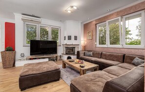 TV, fireplace - 8 bedroom beautiful home in Zaton (Zaton)