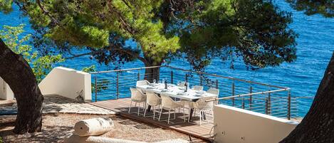 تناول الطعام بالخارج