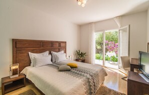 6 bedrooms, travel crib, free WiFi, bed sheets - Beautiful home in Mirca (Mirca)