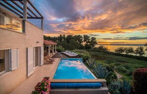 A heated pool - Beautiful home in Mirca (Mirca)