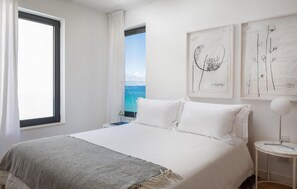 3 bedrooms, travel cot, free WiFi, bed sheets - Stunning home in Sutivan with sauna (Sutivan)