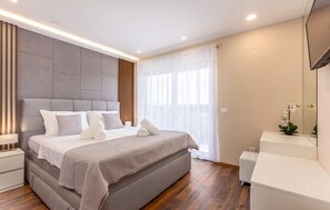 3 bedrooms, travel cot, free WiFi, bed sheets