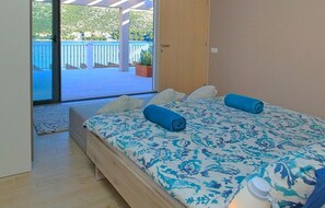 5 bedrooms, free WiFi, bed sheets