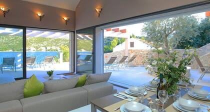 5 bedroom pet friendly home in Lastovo